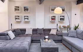 White Lofty Und White Studio